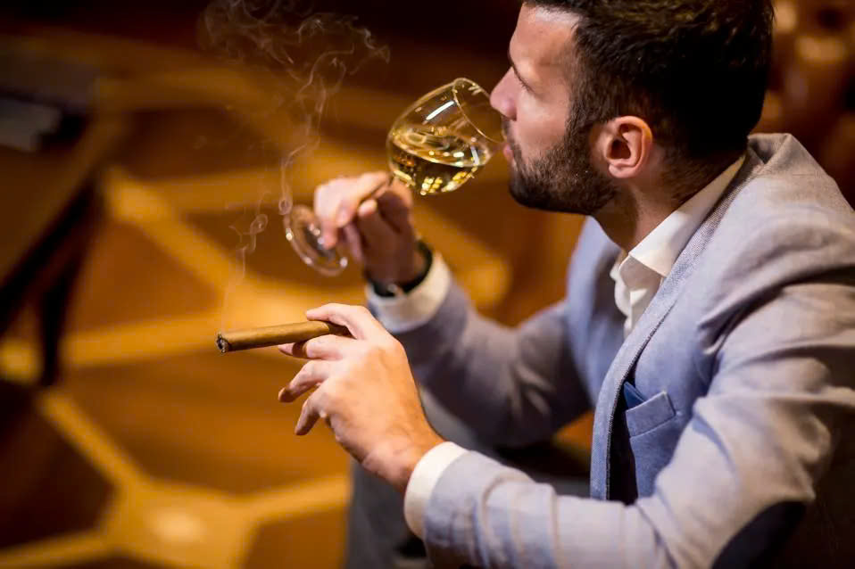 Rượu Vang Và Cigar 6 Rượu Vang Trắng Và Cigar